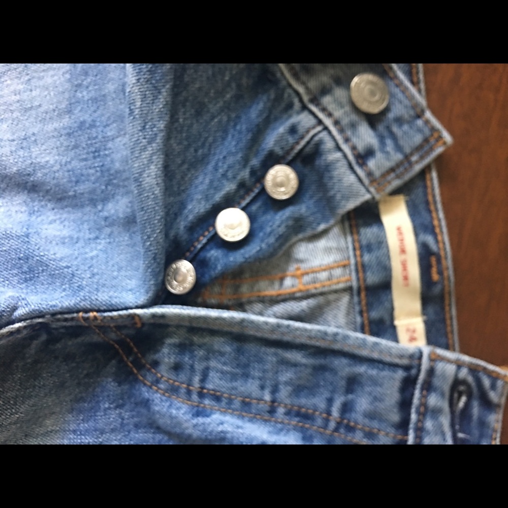 Levi’s shorts - Picture 3 of 4
